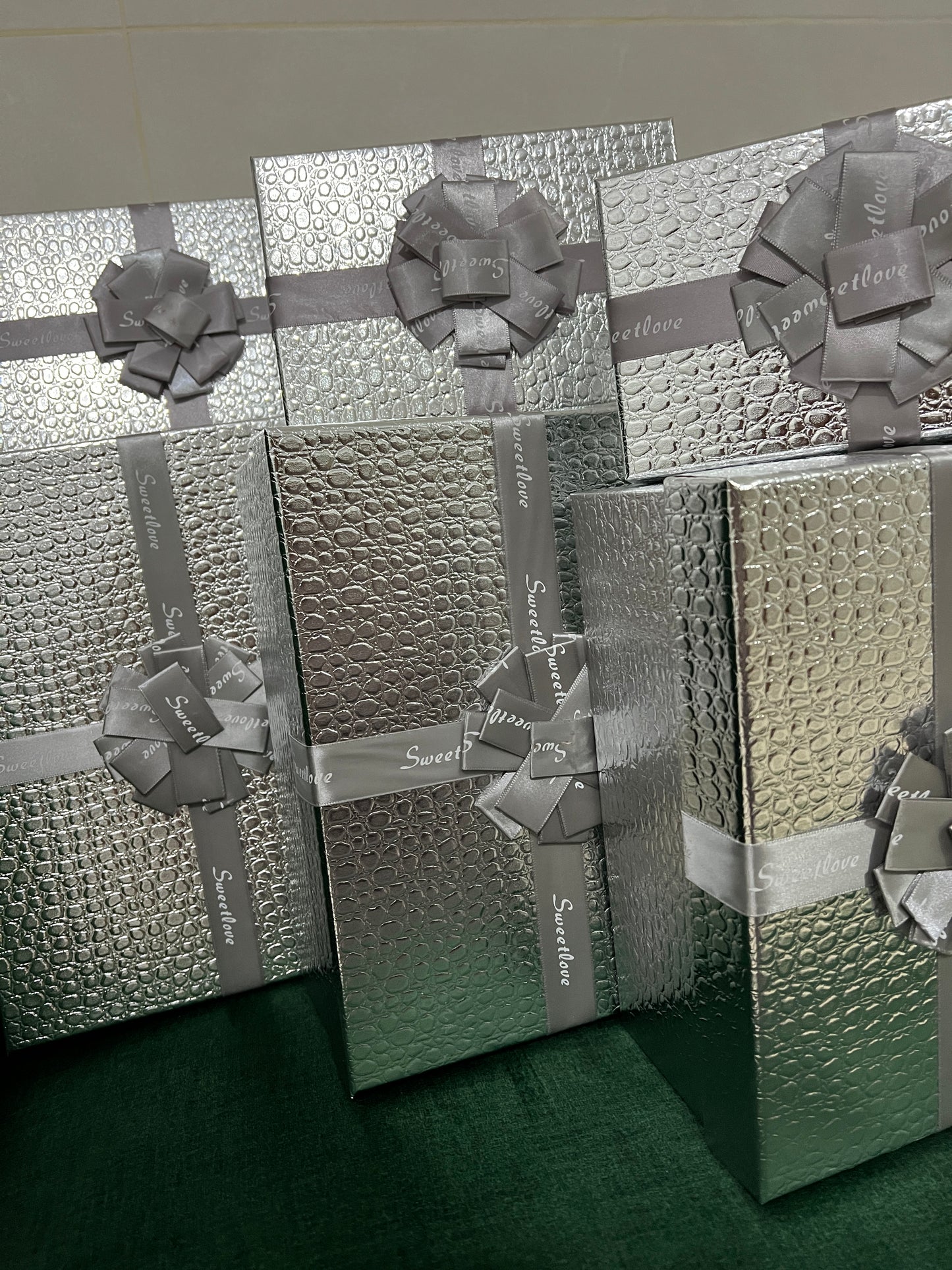 Elegant Valentine Gift Box (2 colors available)