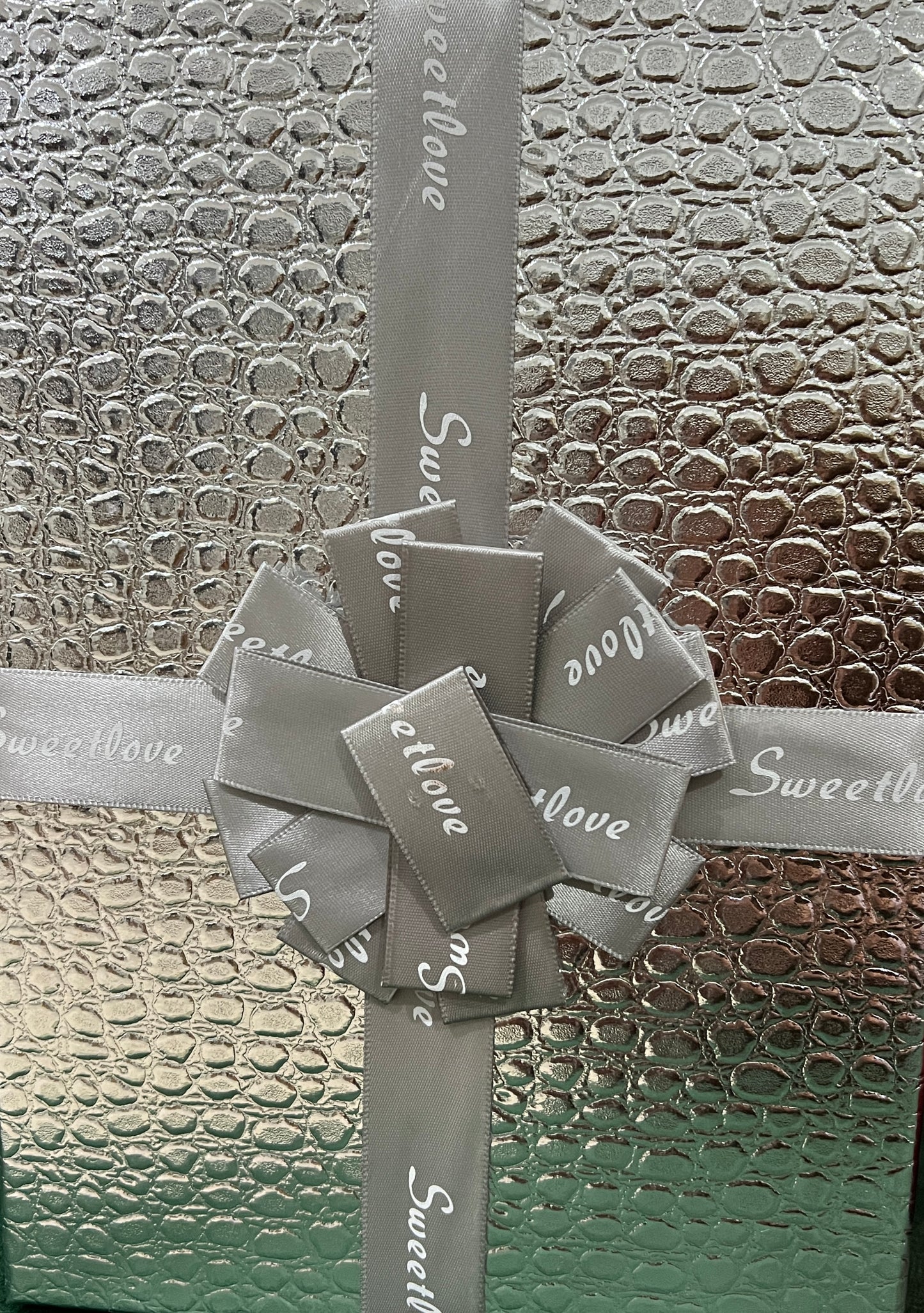 Elegant Valentine Gift Box (2 colors available)