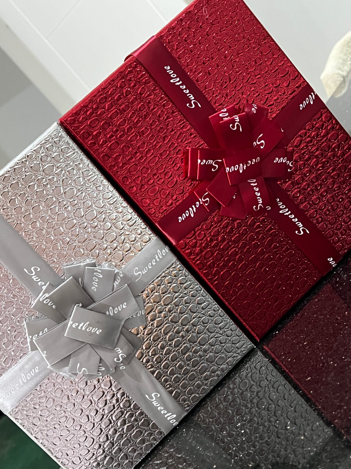 Elegant Valentine Gift Box (2 colors available)