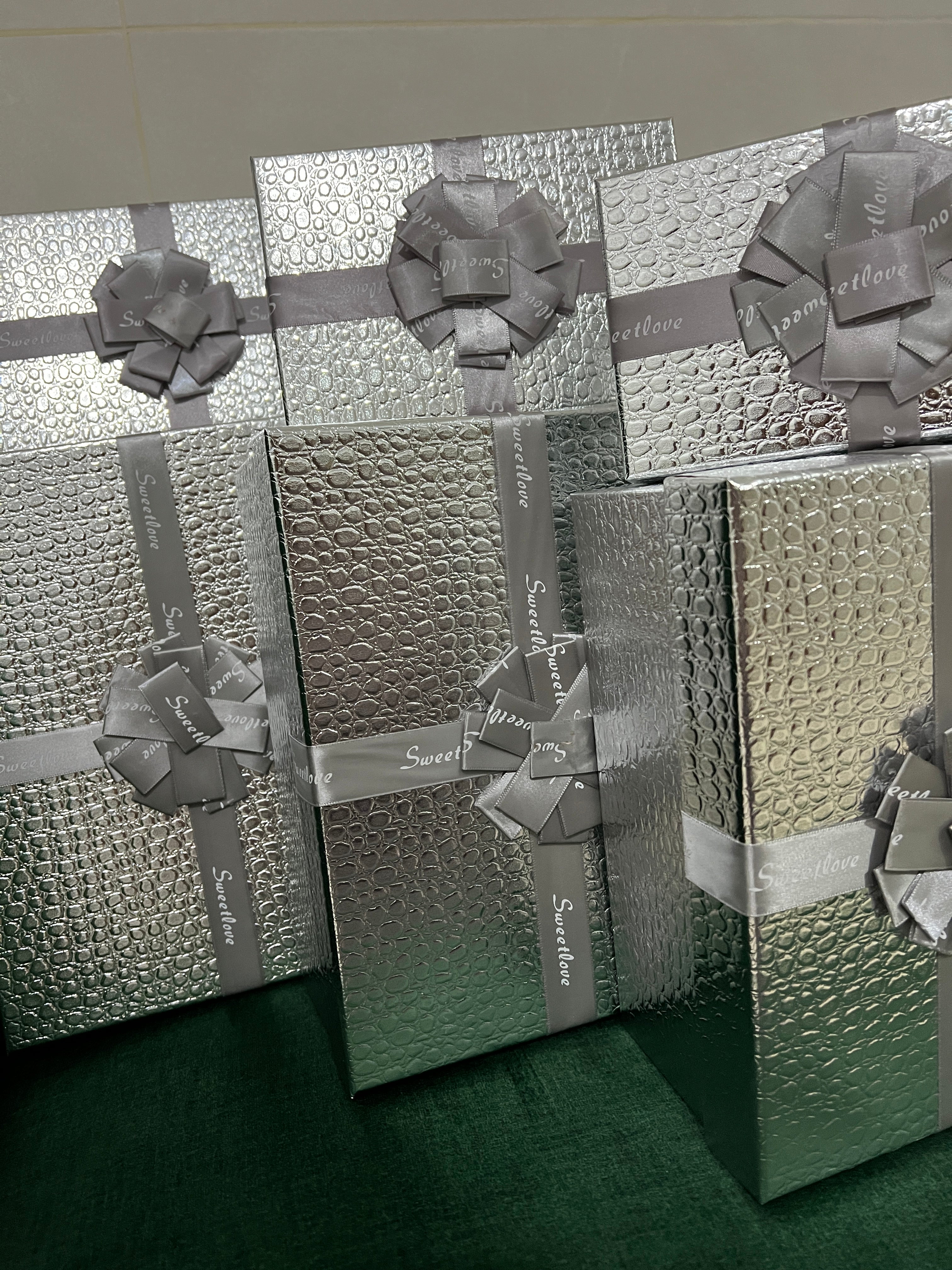 Elegant Valentine Gift Box (2 colors available)