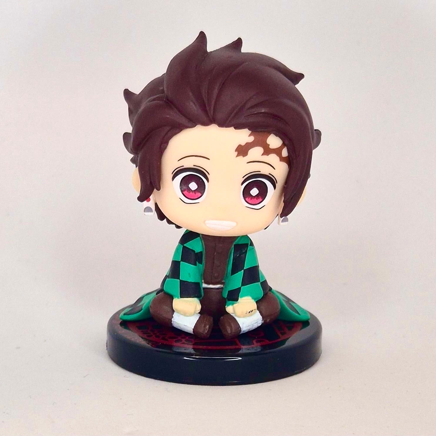 Demon Slayer Kamado Tanjiro Suwarasetai mini figurine by Bandai