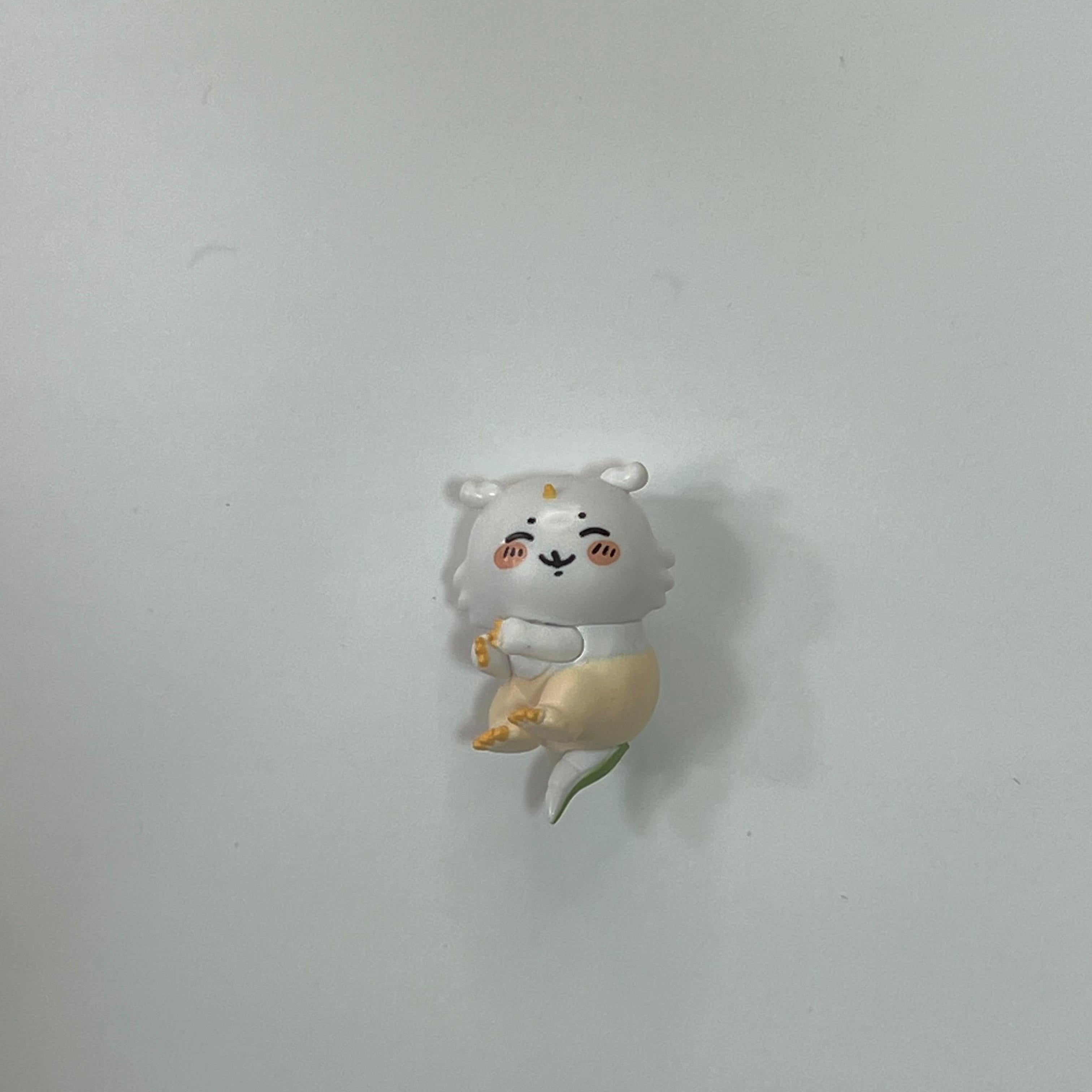 Chiikawa Anaoko hug mini figurine