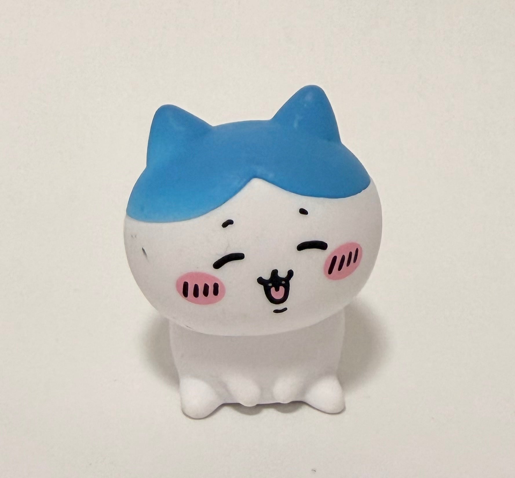 Chiikawa Hachiware official mini figure, smiling Hachiware figure
