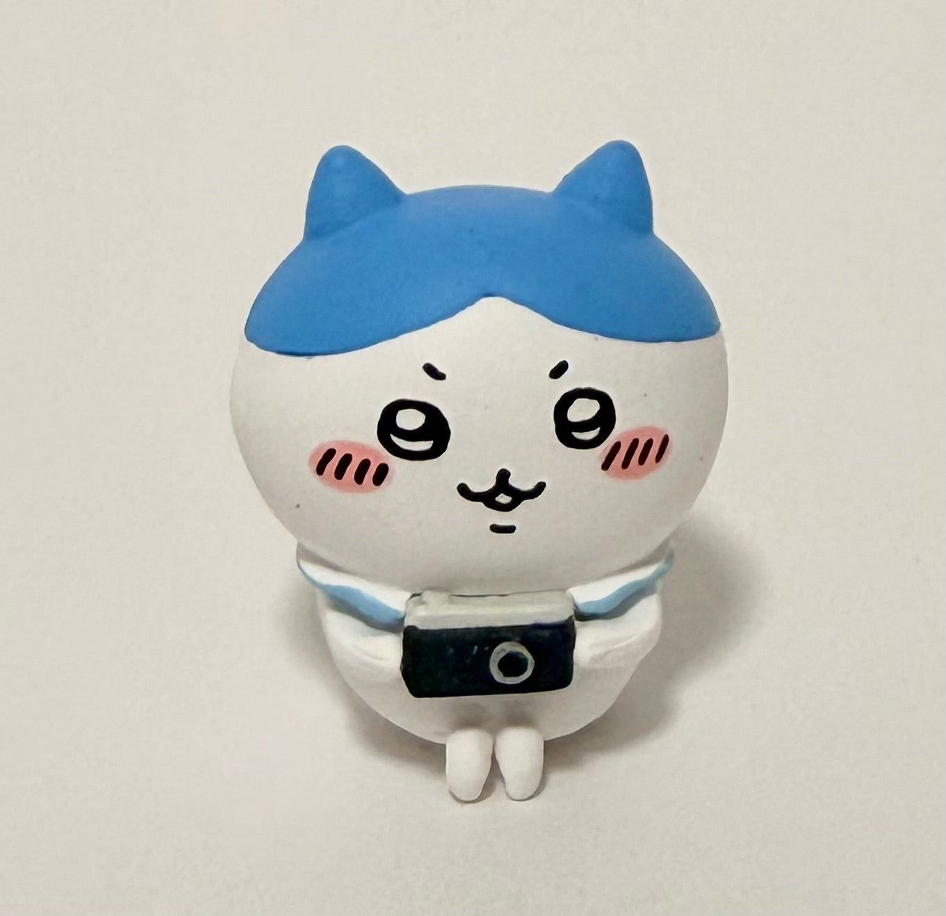 Chiikawa Hachiware official mini figure, Hachiware figure holding a camera