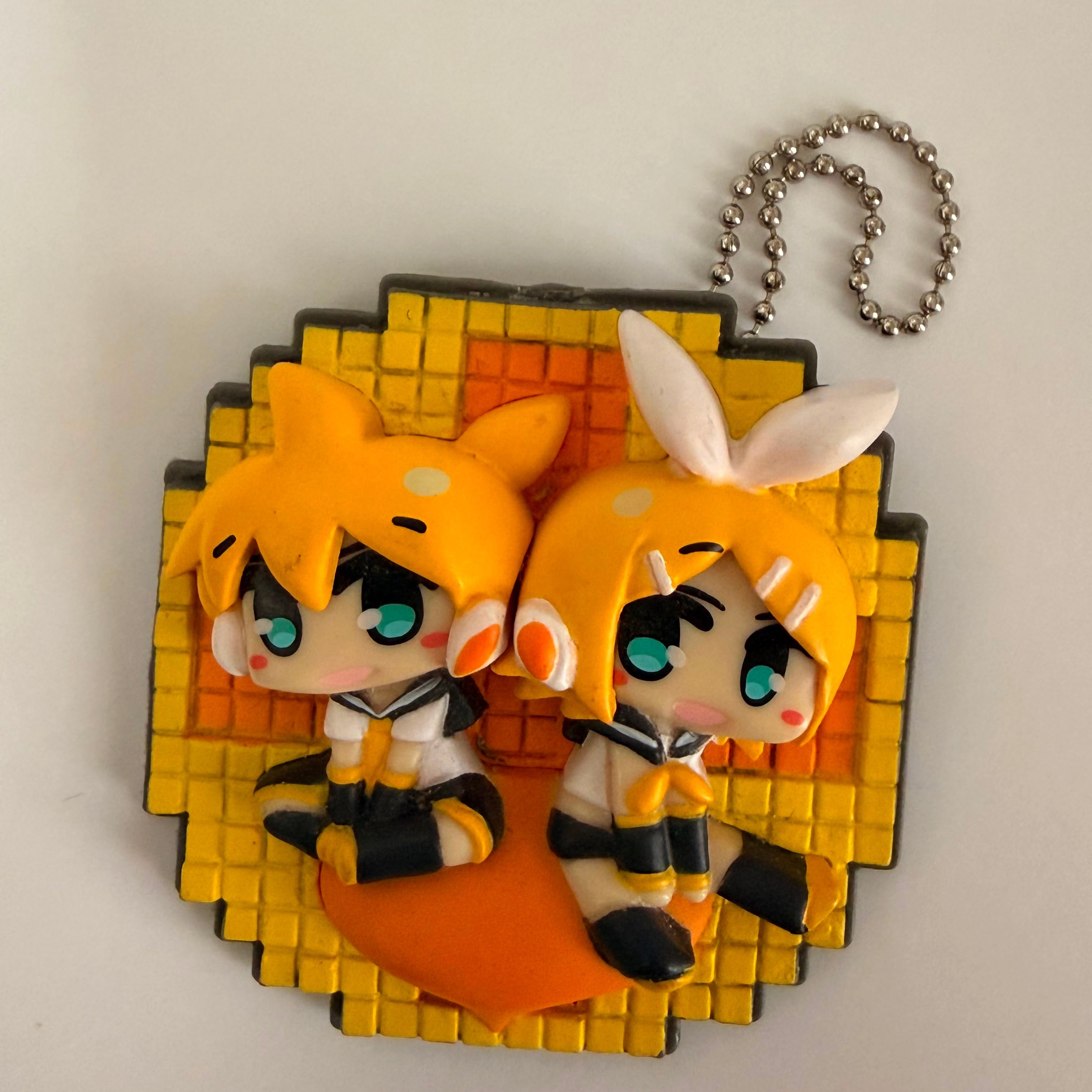 Vocaloid Kagamine Len & Kagamine Rin mini figurine keychain by Happy Kuji